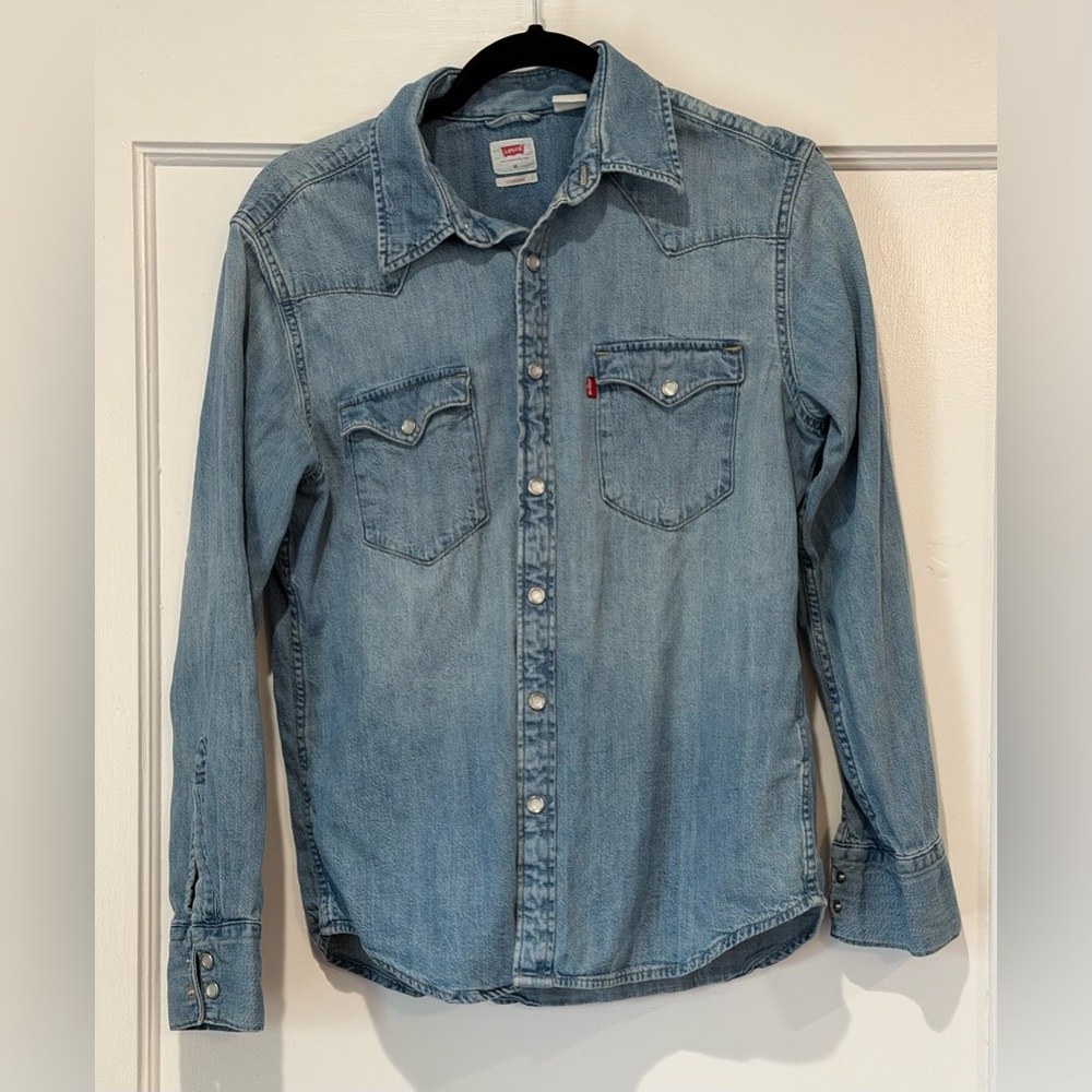 Men’s denim Levi’s shirt